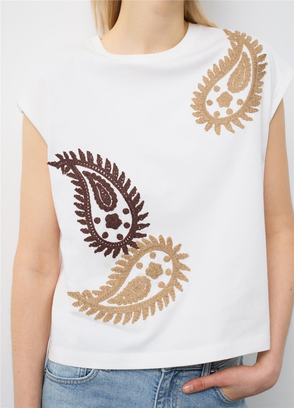 Beyaz Saf Pamuk Oversize İşlemeli Paisley Desenli Tişört